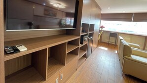 Business Double or Twin Room | Peti besi dalam bilik, meja, ruang kerja komputer riba 