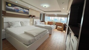 Business Double or Twin Room | Peti besi dalam bilik, meja, ruang kerja komputer riba 