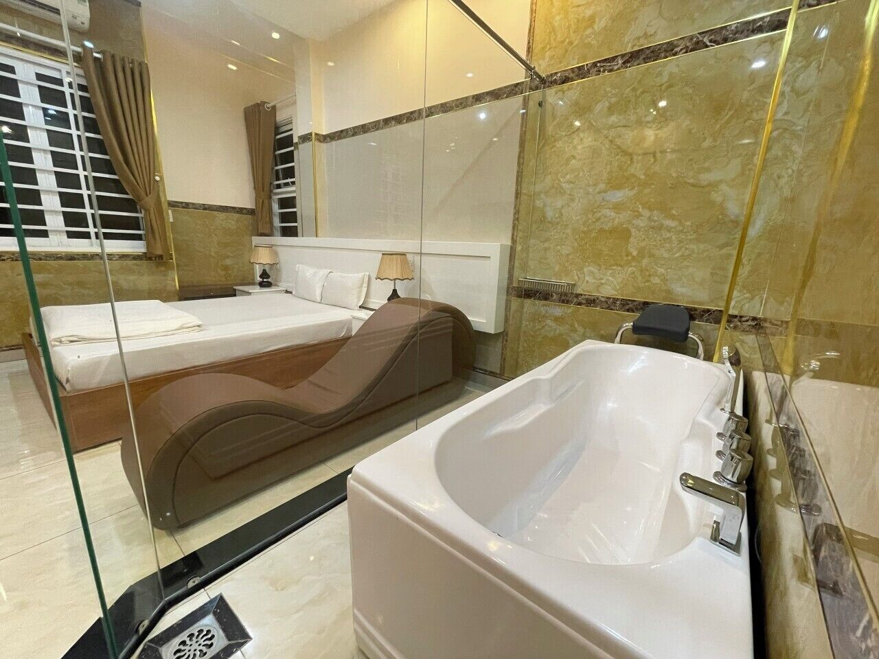 Ein modernes Badezimmer mit Duschkabine, einer großzügigen Badewanne und einer separaten Dusche.