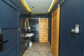 Familie-dobbeltværelse | Badeværelse | Bruser, gratis toiletartikler, hårtørrer, håndklæder