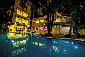 Outdoor pool - Amansaraa Bhide Retreat (Alibag)
