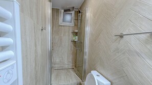 تجهيزات دش، مجففات شعر، مناشف، صابون