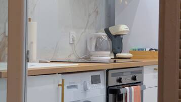 Refrigerador, microondas, horno y cafetera y tetera
