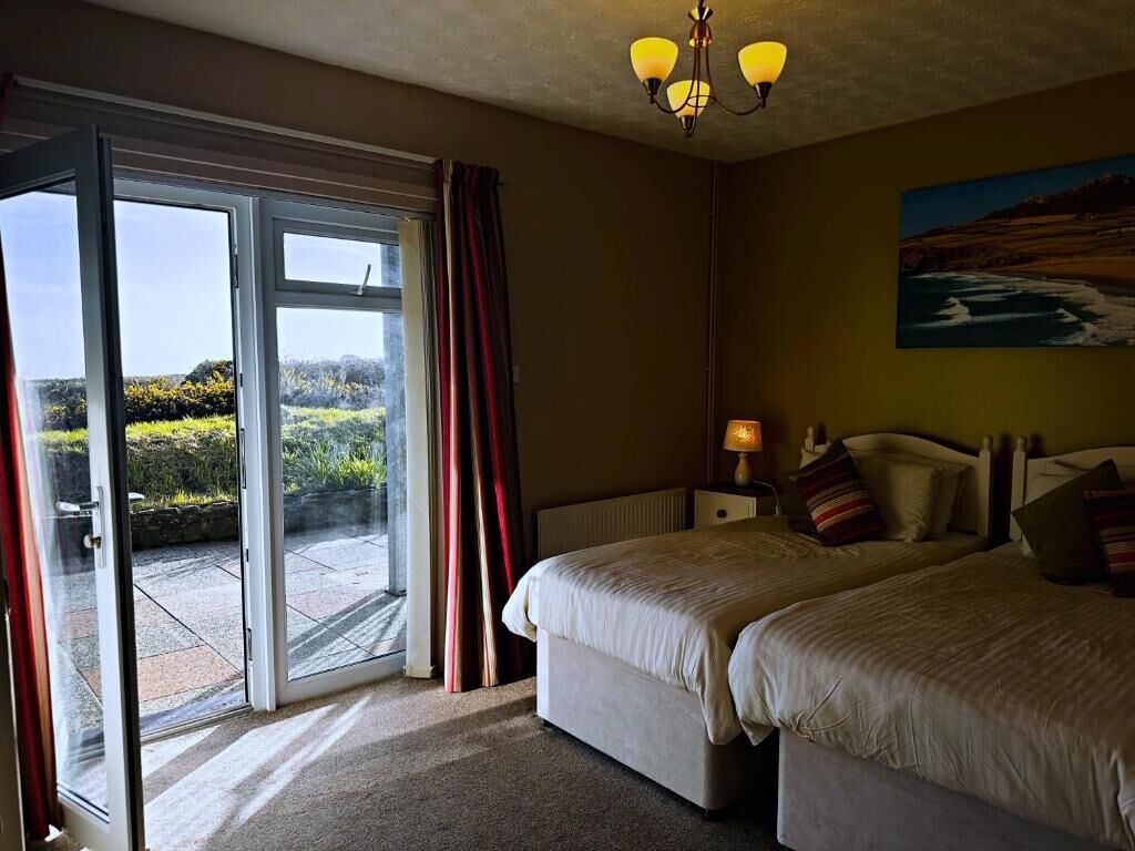 Room, 2 Twin Beds, Sea View | Desk, bed sheets