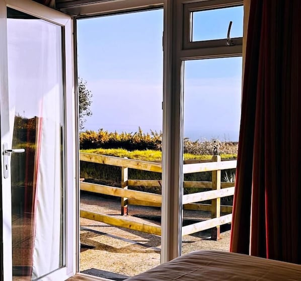 Room, 2 Single Beds, Sea View | Balcony