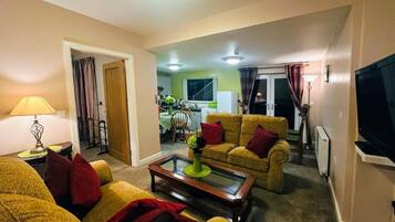 Superior Apartment, 3 Twin Beds, Sea View | Desk, bed sheets