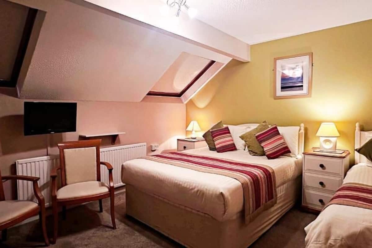 Standaard driepersoonskamer | 1 slaapkamer, een bureau, beddengoed