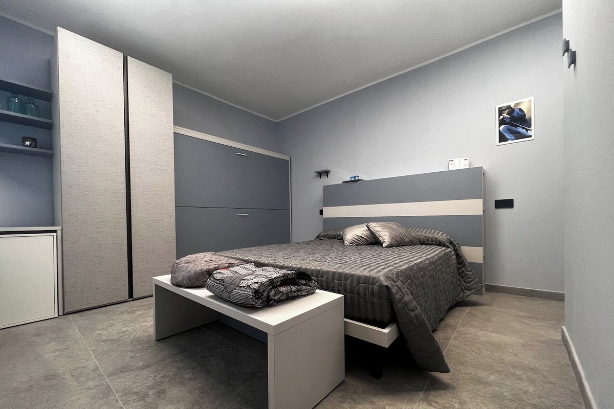 Desk, soundproofing, free WiFi