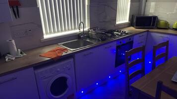 Rumah | Dapur pribadi | Lemari es, microwave, oven, dan kompor