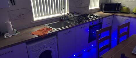 Maison | Cuisine privée | Réfrigérateur, micro-ondes, four, plaque de cuisson