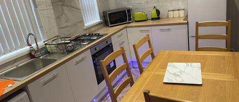Ferienhaus | Eigene Küche | Kühlschrank, Mikrowelle, Ofen, Herdplatte