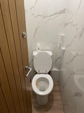 Huis | Badkamer | Een aparte badkuip en douche, een diep bad, handdoeken