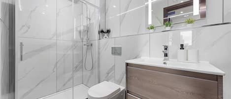 Appartement | Salle de bain | Douche, serviettes fournies