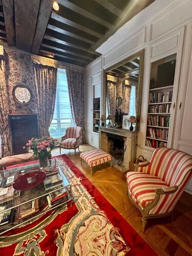 Saint-Germain-des-Prés: Baroque & Luxurious 1-Bedroom Condo near Notre-Dame