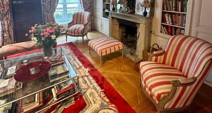 Saint-Germain-des-Prés: Baroque & Luxurious 1-Bedroom Condo near Notre-Dame