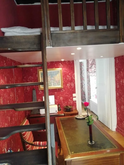 Saint-Germain-des-Prés: Baroque & Luxurious 1-Bedroom Condo near Notre-Dame