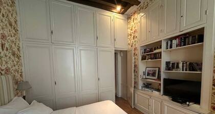 Saint-Germain-des-Prés: Baroque & Luxurious 1-Bedroom Condo near Notre-Dame