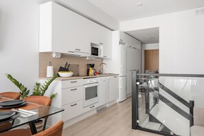Full-size fridge, microwave, oven, dishwasher - Itäpuisto Loft apartments by Borg (Pori)