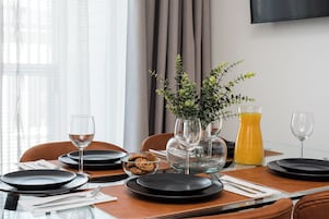 Apartamento conforto | 2 quartos, quartos à prova de som, Wi-Fi de cortesia, roupa de cama
