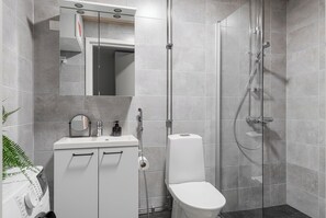 Shower, towels, soap, shampoo - Itäpuisto Loft apartments by Borg (Pori)