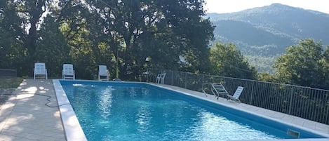 Una piscina al aire libre de temporada
