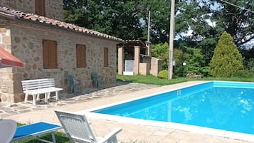 Una piscina al aire libre de temporada