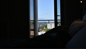 Chambre Triple Familiale, balcon | Coffres-forts dans les chambres, chambres insonorisées, Wi-Fi gratuit