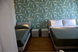 Familien-Dreibettzimmer, Balkon | Zimmersafe, schallisolierte Zimmer, kostenloses WLAN