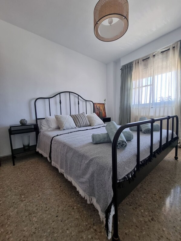 4 chambres, fer et planche à repasser, Wi-Fi, draps fournis