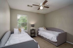 2 bedrooms, iron/ironing board, WiFi, bed sheets - Southern Tides- 2.5 miles to UA- 2BR/2BA (Tuscaloosa)
