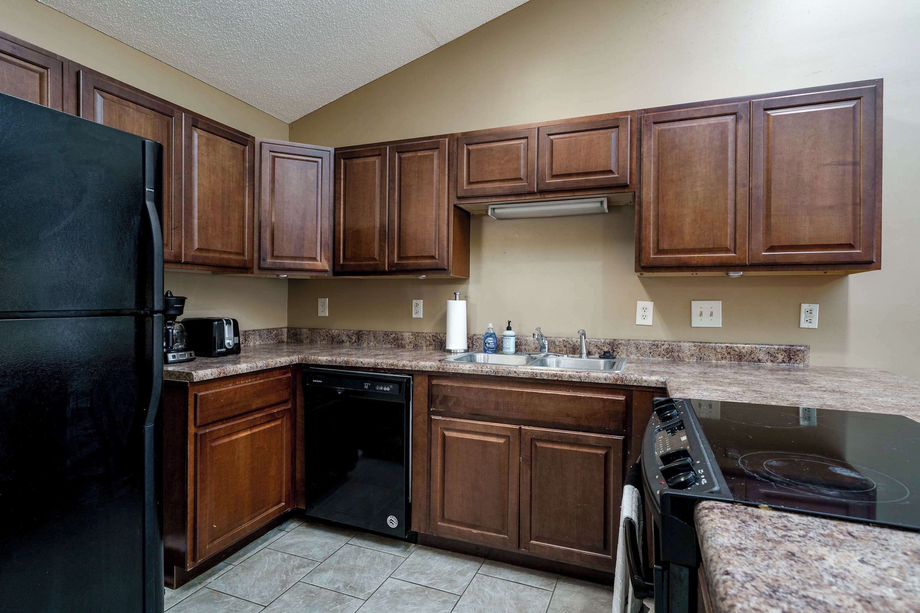 Fridge, oven, stovetop, dishwasher