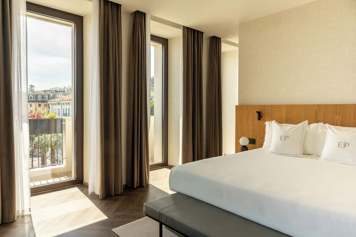 Suite Junior, vue mer | Minibar, coffres-forts dans les chambres, rideaux occultants