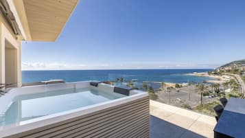 Suite, balcone, vista mare | 1 camera, minibar, una cassaforte in camera, tende oscuranti