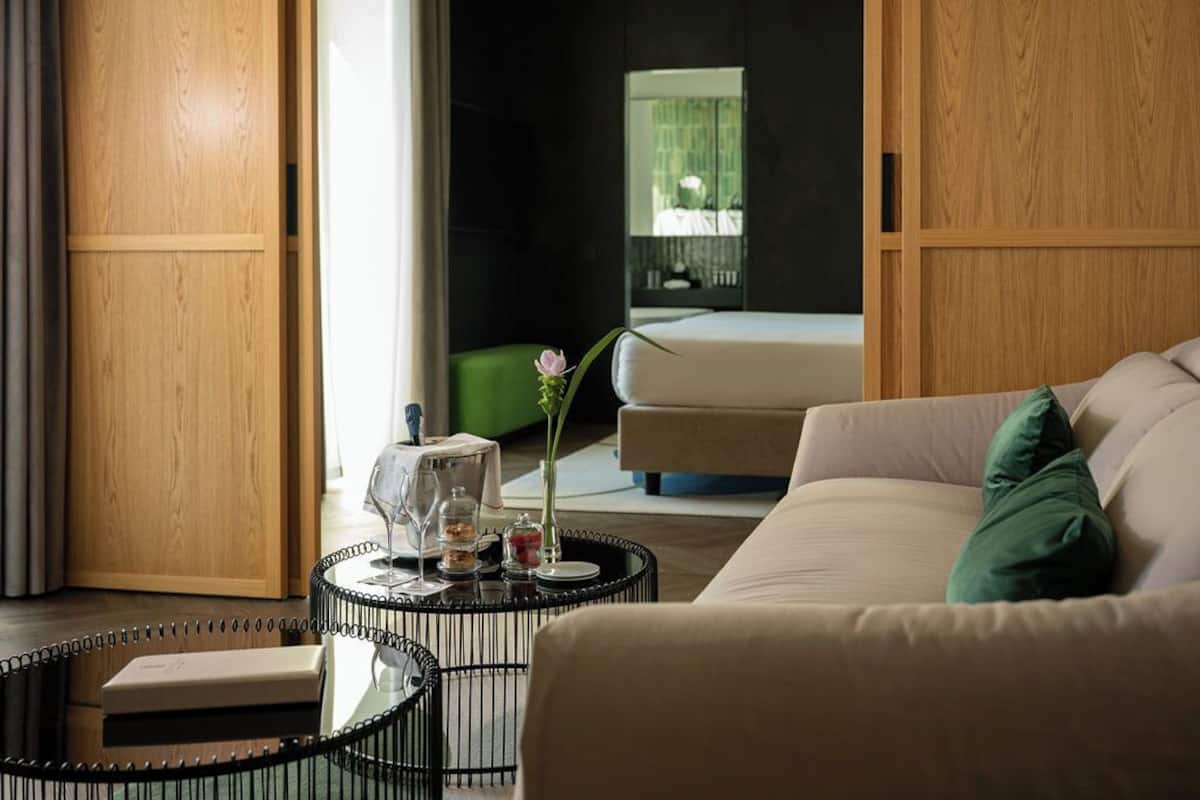 Suite, vue mer | Minibar, coffres-forts dans les chambres, rideaux occultants