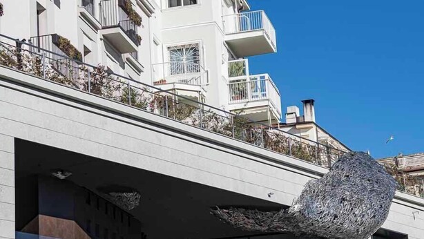 Un bâtiment moderne doté de balcons, d’une façade en verre et de l’inscription « EUROPA PALACE ».