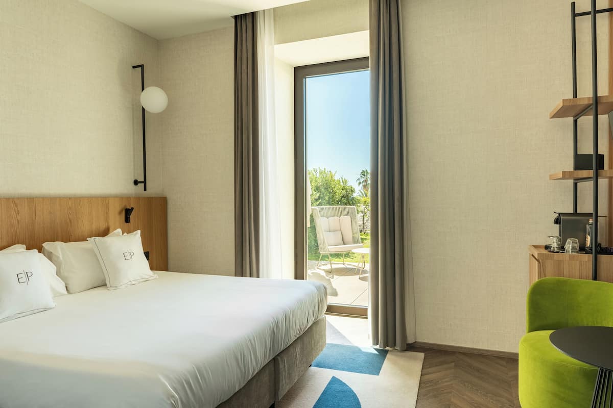 Chambre Double Deluxe, patio, vue mer | Minibar, coffres-forts dans les chambres, rideaux occultants