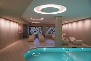 Salas de tratamiento para parejas, un sauna, una bañera de hidromasaje