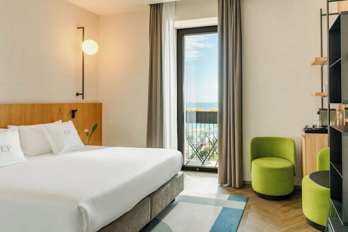 Chambre Double Deluxe, balcon, vue mer | Minibar, coffres-forts dans les chambres, rideaux occultants