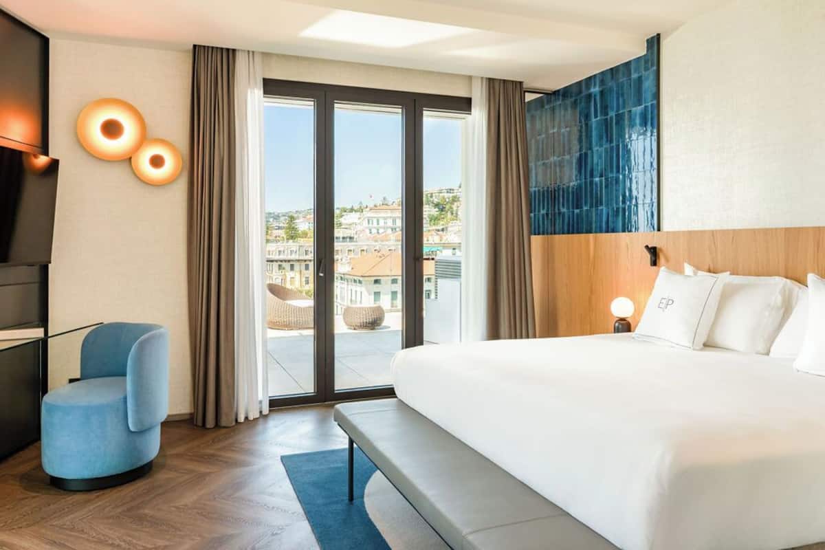 Suite, balcon, vue mer | Minibar, coffres-forts dans les chambres, rideaux occultants