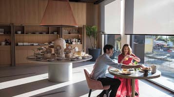 包每日自助早餐