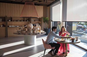 Café da manhã com buffet grátis todos os dias
