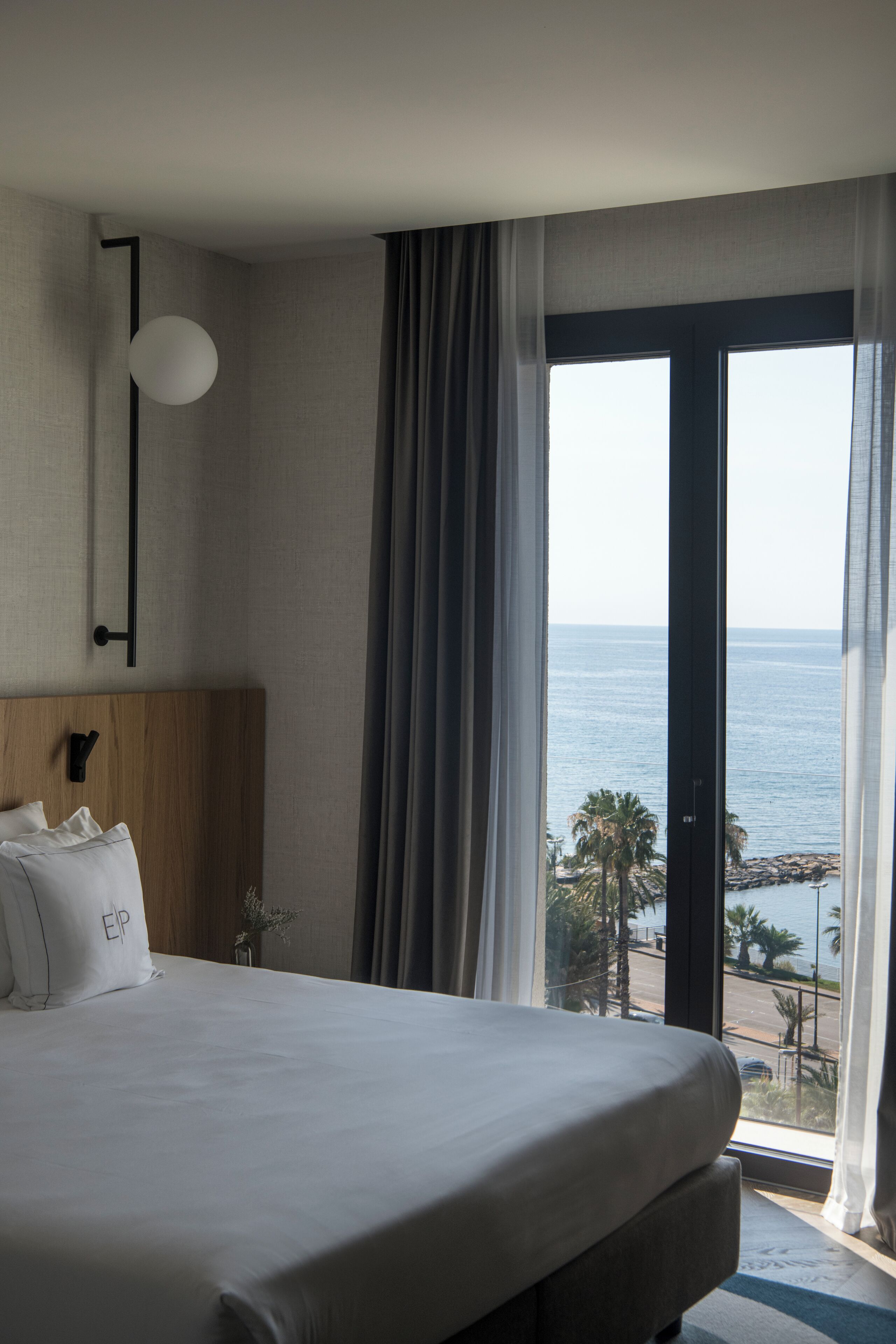 Appartement Familial, vue mer | Minibar, coffres-forts dans les chambres, rideaux occultants