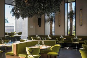 2 restaurants servant le petit déjeuner, le déjeuner et le dîner