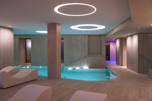 Salas de tratamiento para parejas, un sauna, una bañera de hidromasaje