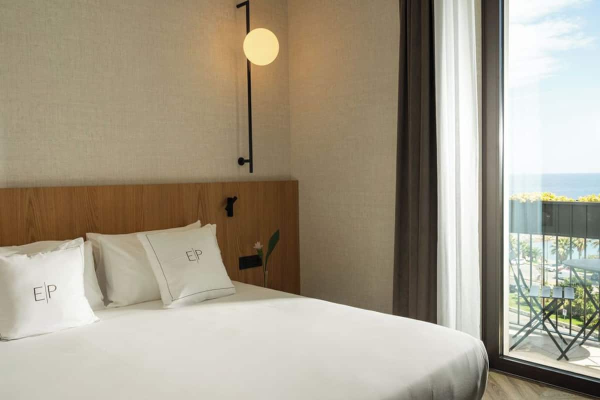 Minibar, coffres-forts dans les chambres, rideaux occultants
