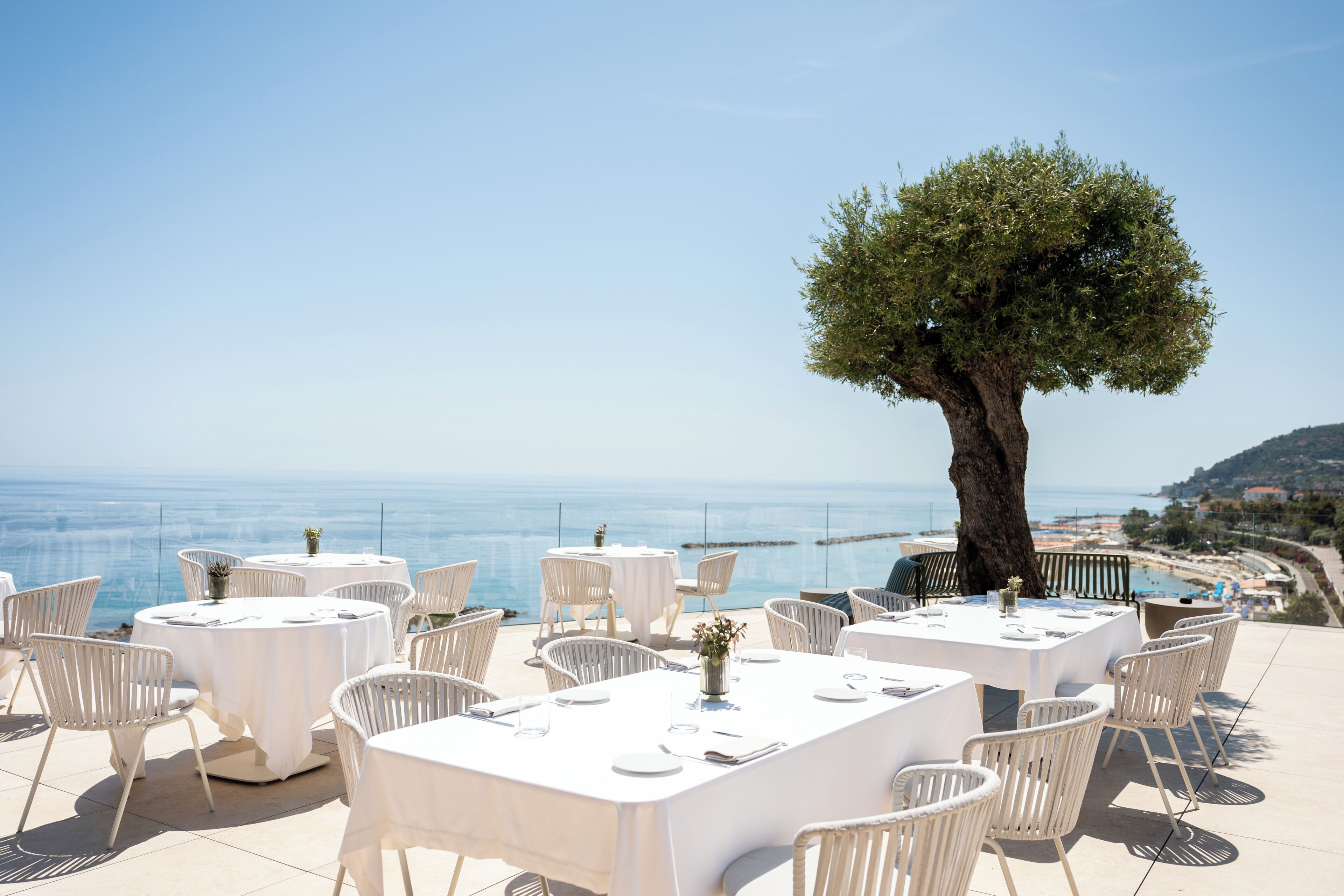 2 restaurants; breakfast, lunch, dinner, and brunch served