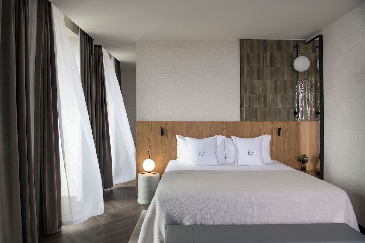 Junior Suite, Sea View | 1 bedroom, minibar, in-room safe, blackout drapes