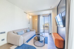 Suite, balkong, sjøutsikt | Minibar, safe på rommet, blendingsgardiner og lydisolert