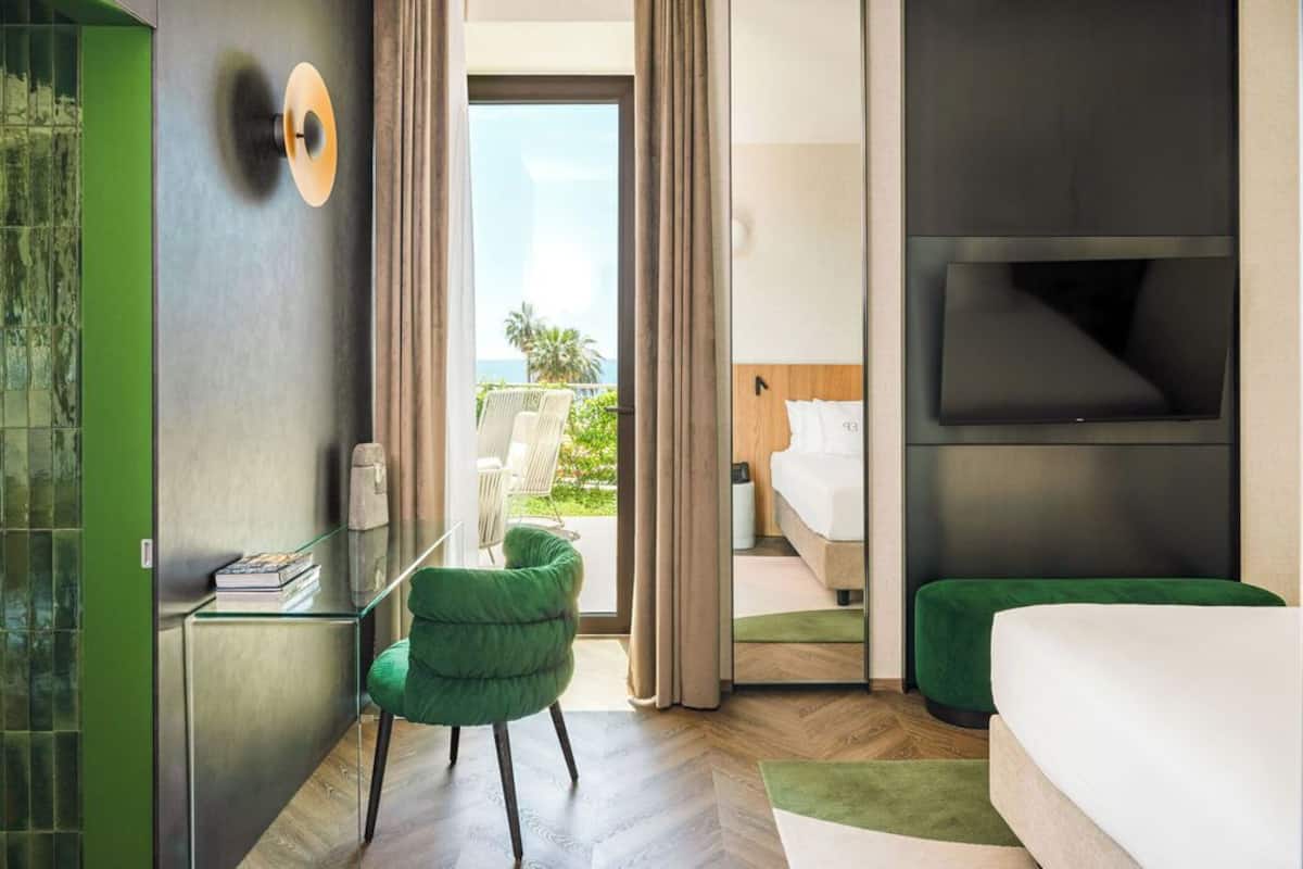 Suite, patio, vue mer | Minibar, coffres-forts dans les chambres, rideaux occultants