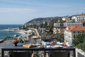Suite, Balkon, Meerblick | 1 Schlafzimmer, Minibar, Zimmersafe, Verdunkelungsvorhänge